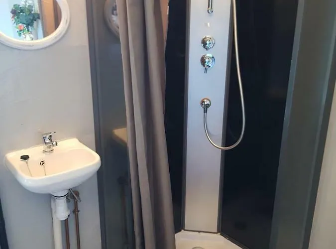 Château Lambert Hotel-resto-parking-shuttle, A 1 Ha Oasis At 8 Min From Crl Airport Without Any Noise * Charleroi