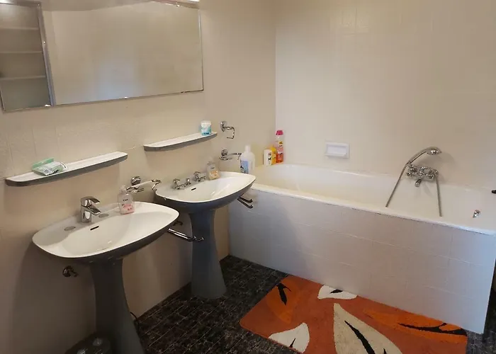 Château Lambert Hotel-resto-parking-shuttle, A 1 Ha Oasis At 8 Min From Crl Airport Without Any Noise * Charleroi